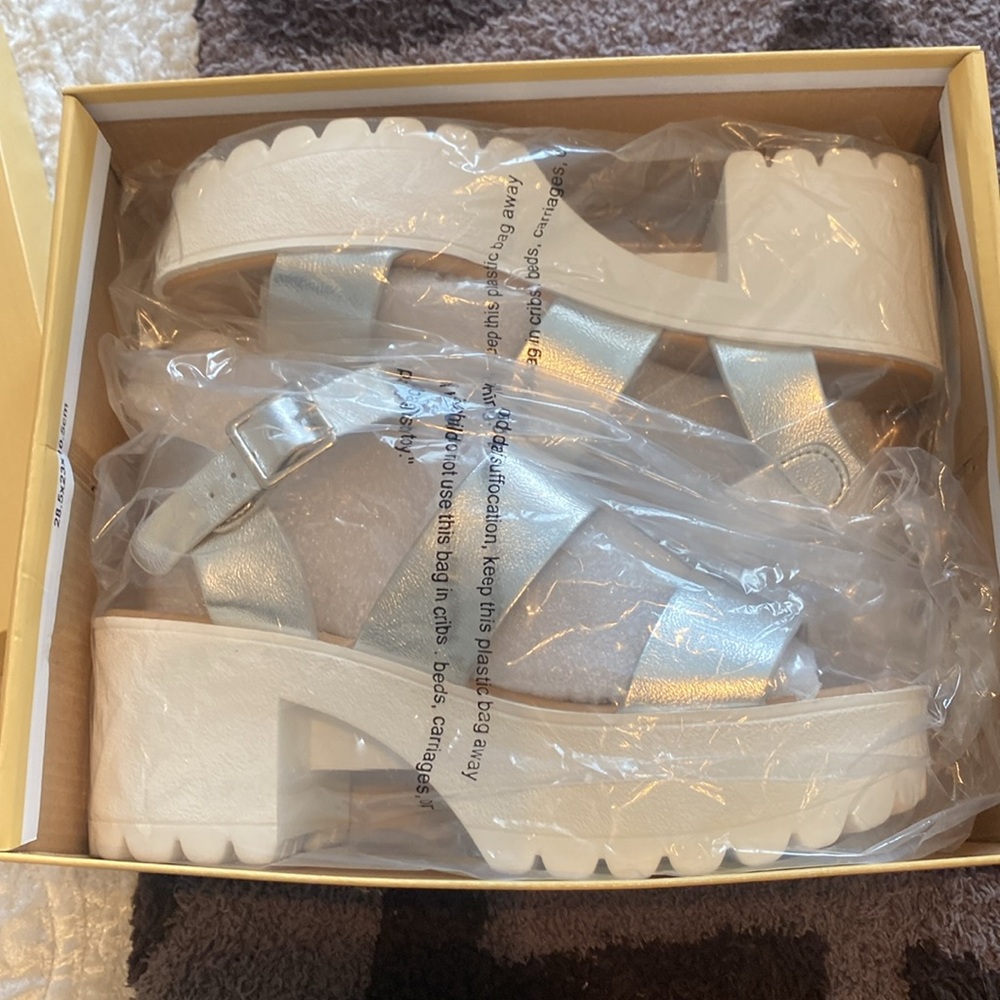 Soda Women's Silver Platform Sandals NWT - Picture 6 of 6
